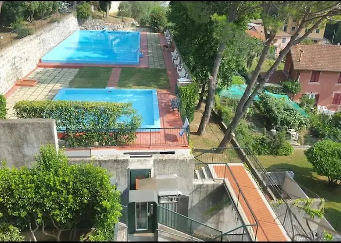 Privata Nell'appartamento In Zona Residenziale Con 2 Piscine Guest house