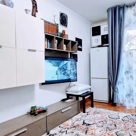 Privata Nell'appartamento In Zona Residenziale Con 2 Piscine